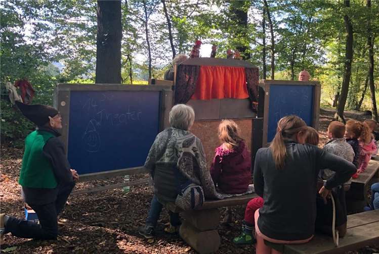 Die Aufführung im Kinderheilwald hat Groß und Klein in seinen Bann gezogen.  Foto: Peter Labonte