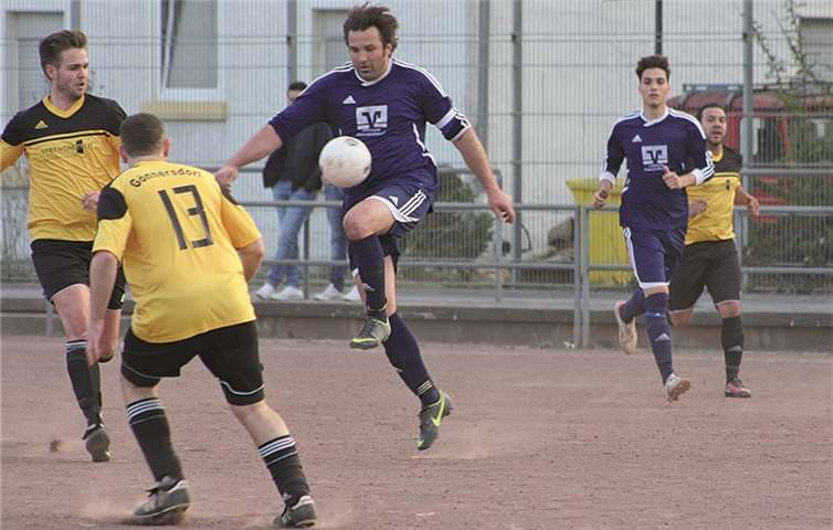 Die Aufholjagd der SG Bachem/Walporzheim um Kapitän Dirk Durben (am Ball) wurde am Ende nur mit einem Punkt belohnt. privat