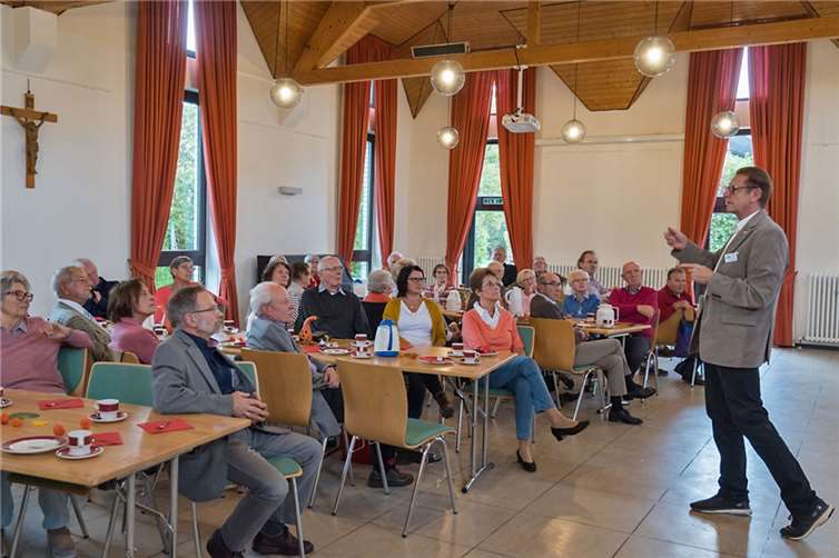 Die Aufklärung über die Betrugs- und Abzocke-Praktiken von Telefonanrufern übernahm der pensionierte Polizeibeamte Helmut Schwarzmann aus Heimerzheim mit einem äußerst informativen und dazu launig gehaltenen Vortrag.Fotos: privat
