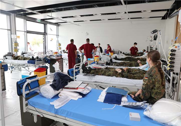 Die Aufnahme der evakuierten Patientinnen und Patienten erfolgte in de zur Aufnahmestation umfunktionierten Aula.Foto: Bundeswehr/Andreas Weidner
