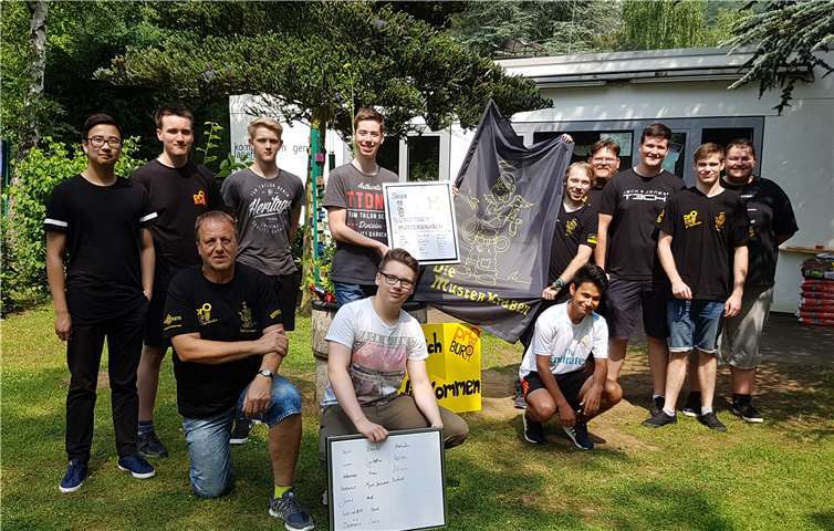 Die Aufnahme der neuen Musterknaben bei geselligem Grillambiente.privat