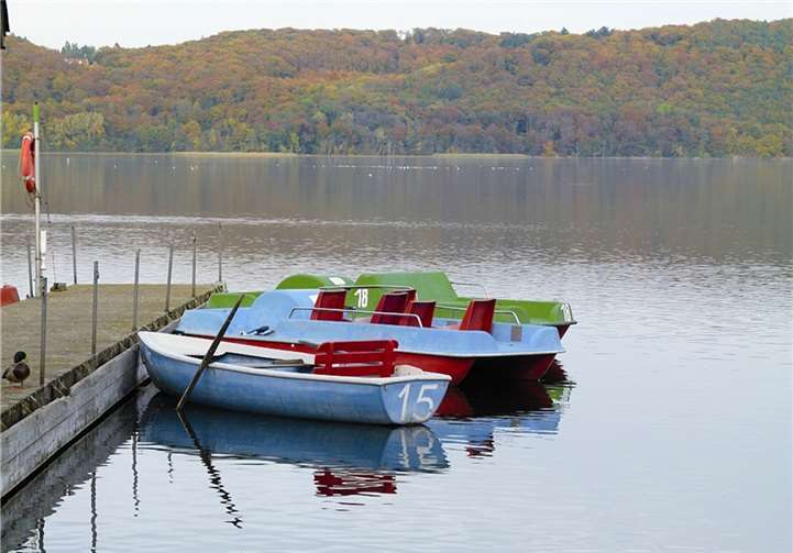 Die Aufnahme zeigt Boote am Laacher See, die kurz darauf in das“ Winterquartier“ kamen.privat