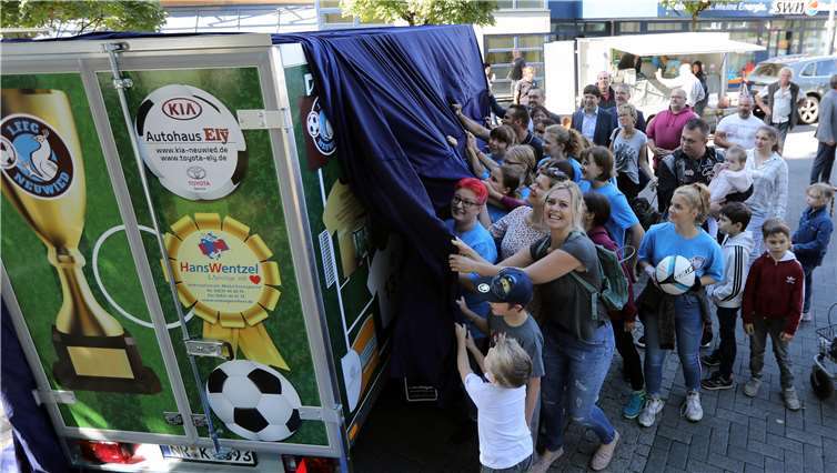 Die Aufregung der Jugendlichen war groß, den neuen Spielgefährten kennenzulernen. Foto: privat