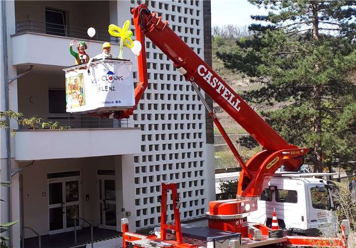 Die Aufregung im Herz-Jesu-Haus war groß, als der Lkw auf den Hof fuhr und nacheinander die fünf Klinikclowns in ihren bunten Kostümen erschienen.Fotos: privat