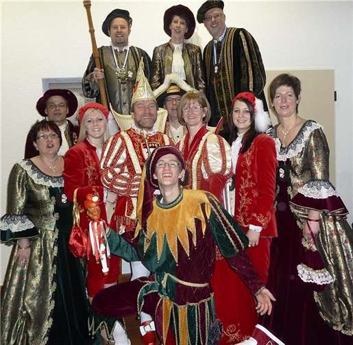 Die Aufregung ist stolzer Freude gewichen: Prinz Peter II. und Prinzessin Sabine III. im Kreise ihres tollen Hofstaates. -HB-