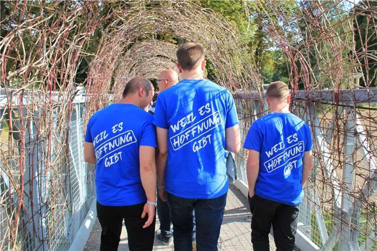 „Zusammenhalten, trotzig und stolz“ Die Aufschrift der T-Shirts der freiwilligen Helfer in Bad Neuenahr ist Programm.