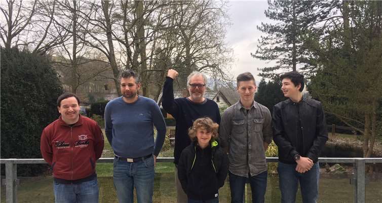 Die Aufsteiger (von links) Markus Wolff, Mike Kutzner, Noah van Veen, Marco Bell und Fabian Kutzner mit Mentor Wolfgang Kutzner (Bildmitte). privat