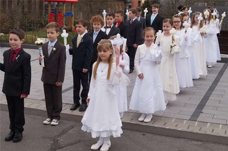 Die Aufstellung der Kommunionkinder erfolgte traditionell in der Hinter-Mont-Straße in Treis. TT