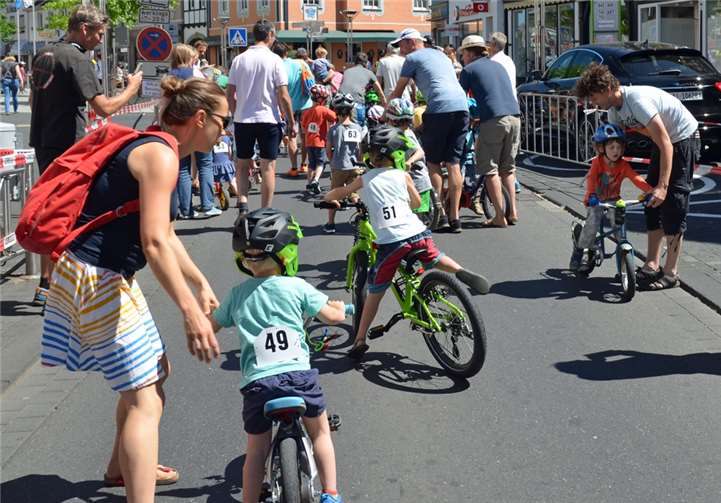 Die Aufstellung zum Start der Kleinsten bedarf noch viel Unterstützung durch Papa oder Mama, bevor es dann von der Hauptstraße in Rheinbach um die Kurve am Wilhelmsplatz zum Ziel losgeht. Etwa 150 Meter waren zurückzulegen, und wenn auch manche Träne floss, wenn es nicht so klappte wie gedacht, so war der Spaß doch groß. Der Griff in die große Geschenkkiste am Ende der beiden Kinderrennen entschädigte für vieles.