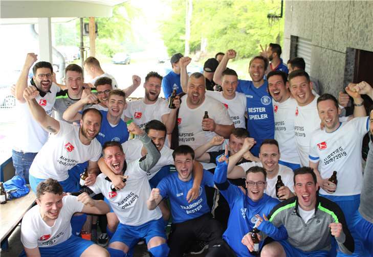 Die Aufstiegsmannschaft feierte lange mit ihren Fans.Foto: privat