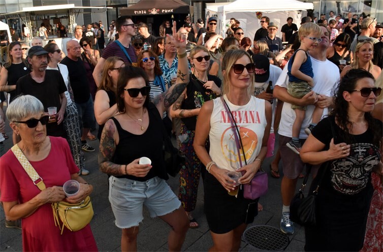 Die Auftritte beim Latscho-Festival lockten zahlreiche Besucher an die Bühne.