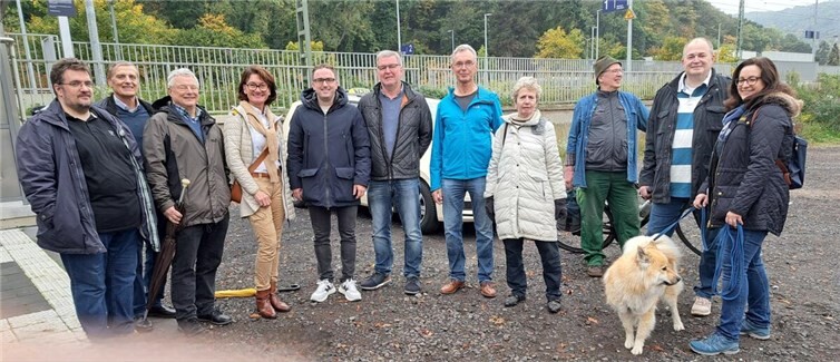 CDU Bad Breisig begrüßt Aufwertung des Bahnhofsumfelds  Die Aufwertung des Bahnhofsumfelds stand im Mittelpunkt der 46. Ortsbegehung des CDU-Ortsverbands mit MdL Petra Schneider (4. v.l.) und BM Marcel Caspers (5. v.l.).  Foto: privat