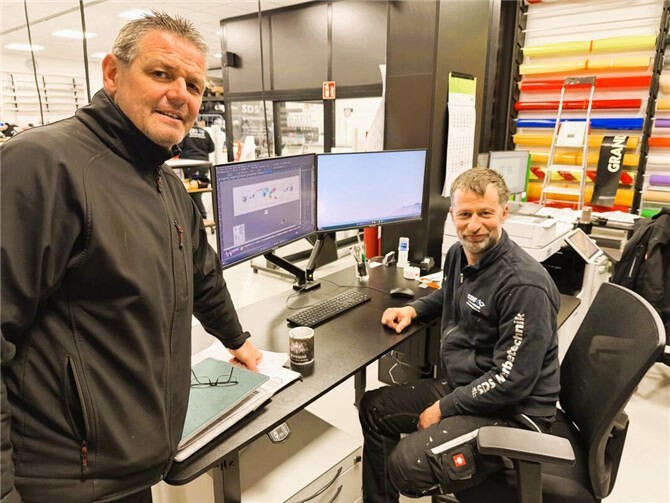 Die Aufwertung des Buswartehäuschens soll durch eine hochwertige Folierung erfolgen. Hierzu hat Ortsvorsteher Kneib bereits die ortsansässige Firma SDS Werbetechnik besucht, um gemeinsam ein passendes Gestaltungskonzept zu entwickeln. Foto: privat