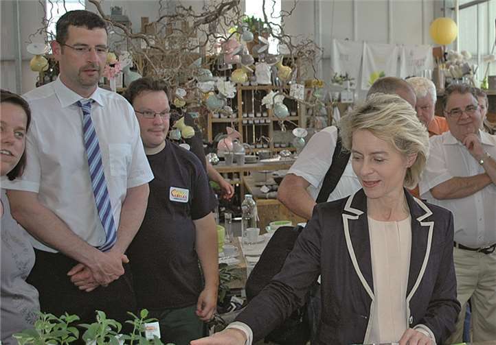 Die Aufzucht von 147 Kräutern faszinierte: Ursula von der Leyen im Laden von Radicula.