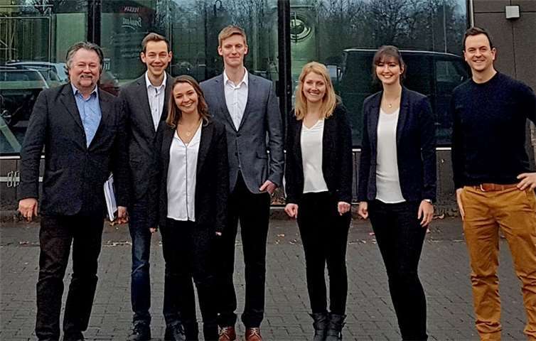 Die Ausarbeitungen der Studierenden wurden von der Brauerei übernommen: (v.l.n.r.) Prof. Dr. Jörg Lux (Hochschule Koblenz), die Studierenden Niklas Wagner, Linda Weinem, Maximilian Moog, Helene Schneider und Elena Hantel sowie Malte Tack (Geschäftsführer Vulkan Brauerei). Foto: Vulkan Brauerei.