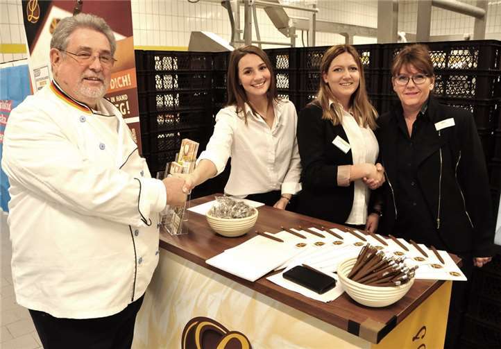 Die Ausbildung ihrer Auszubildenden liegt Achim und Ellen Lohner sehr am Herzen. Hier mit Jule Etzkorn (re) und Jana Umrich (li). Fotos: BS