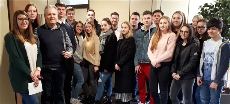 Die Ausbildungsbeauftragte Anne Mertens (li.) zeigt 18 Schülerinnen und Schülern des Are-Gymnasiums die Kreisverwaltung als Arbeitgeber.Foto: Kreisverwaltung Ahrweiler