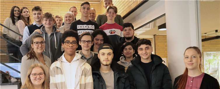 Die Ausbildungsbeauftragte Anne Mertens (zweite Reihe, links) und die Auszubildenden Anna Kirylow (vorn links) und Sophie Kürsten (vorn rechts) zeigten den Schülern des Are-Gymnasiums rund um Lehrer André Krowke die Kreisverwaltung als Arbeitgeber.Foto: Kreisverwaltung Ahrweiler