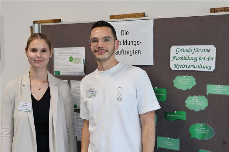 Die Ausbildungsbeauftragten Lara Krahe und Collin Goldhausen beantworteten gern alle Fragen. Fotos: Kreisverwaltung / Leon Leienthal