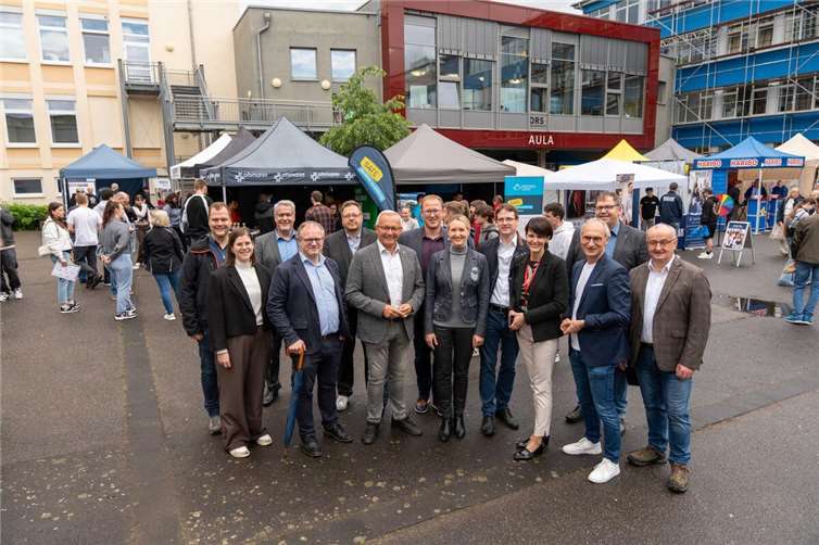 Die Ausbildungsmesse der Fachkräfteallianz erwies sich auch in ihrer vierten Auflage als ein Erfolgsmodell. Darüber freuten sich mit Landrat Achim Hallerbach unter anderem auch Oberbürgermeister Jan Einig, der 1. Kreisbeigeordnete Phillip Rasbach, Kreis-Wirtschaftsförderer Harald Schmillen, IHK-Regionalgeschäftsführerin Kristina Kutting, Stadtwirtschaftsförderin Alexandra Rünz und die Chefin der Agentur für Arbeit Neuwied, Stefanie Adam.Fotos: Martin Boden