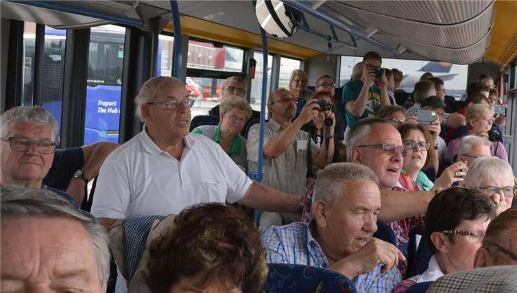 Die Ausflüger im Bus auf dem Frankfurter Flugplatz.privat