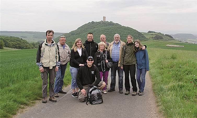 Die Ausflügler mit der ebenfalls besuchten Burg Olbrück im Hintergrund. privat