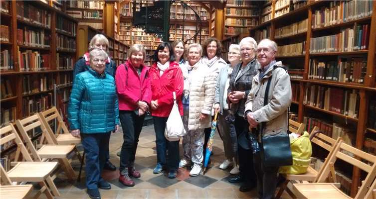 Die Ausflügler um Berta Bauer (5. v. r.) in der Bibliothek des Klosters Maria Laach.Foto: privat
