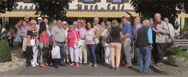 Die Ausflügler vor dem Burg-Café in Alken. privat