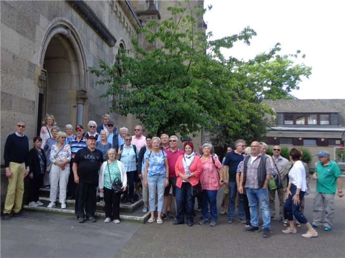 Die Ausflügler zum Start vor der Herz-Jesu-Kirche in Koblenz.  Foto: VdK OV Mendig/Kruft