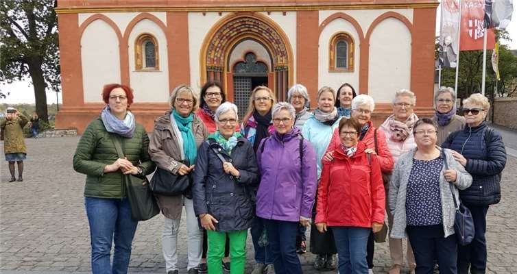 Die Ausflüglerinnen vor dem Limburger Dom.Privat