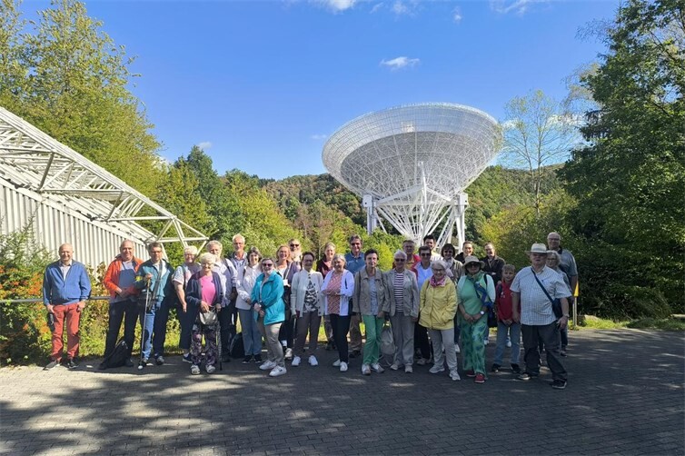 Die Ausflugsgruppe der Kolpingfamilie Lahnstein, St. Martin vor dem Radioteleskop in Effelsberg.