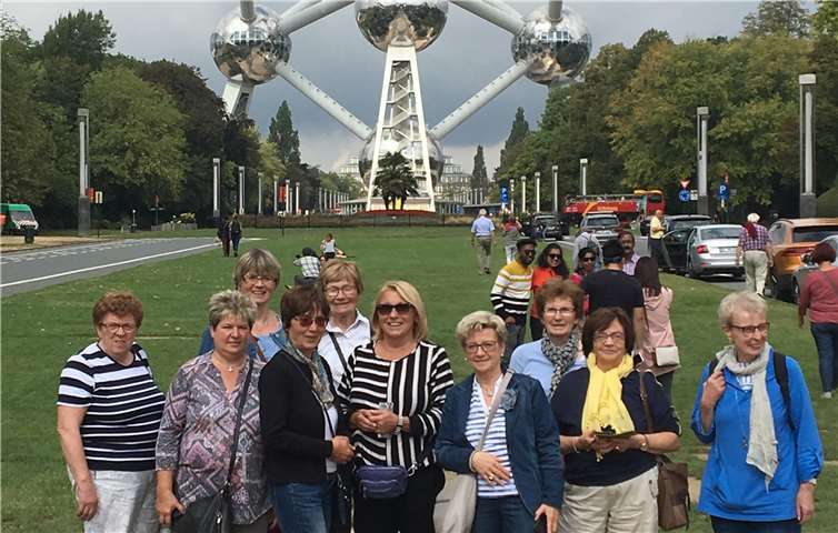 Die Ausflugsgruppe vor dem Atomium in Brüssel.Foto: privat