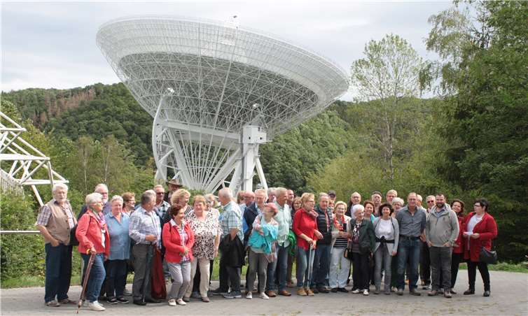 Die Ausflugsgruppe vor dem Radioteleskop in Effelsberg.Foto: privat