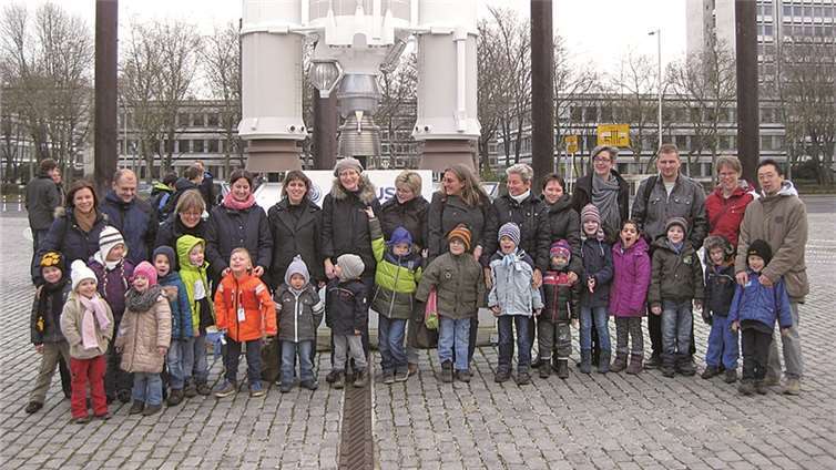 Die Ausflugsgruppe vor der Kulisse einer Rakete. privat