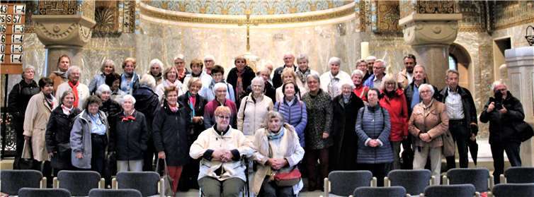 Die Ausflugsgruppe war beeindruckt von der Erlöserkirche in Gerolstein. Foto:Georg Schuch