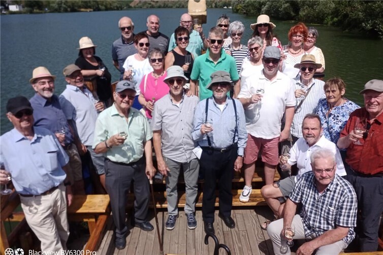 Die Ausflugsteilnehmer auf dem Weinschiff