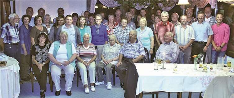 Die Ausflugsteilnehmer/innen des Gesangvereins „Heimattreue“ sowie des Verschönerungsvereins Muscheid beim gemeinsamen Gruppenfoto im Hotel „Fernblick“ in Hümmerich. privat