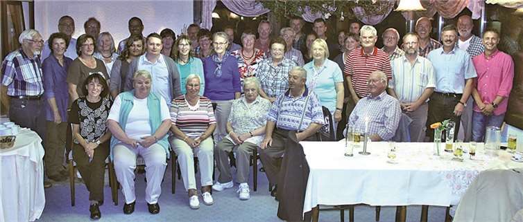 Die Ausflugsteilnehmer/innen des Gesangvereins „Heimattreue“ sowie des Verschönerungsvereins Muscheid beim gemeinsamen Gruppenfoto im Hotel „Fernblick“ in Hümmerich. Privat