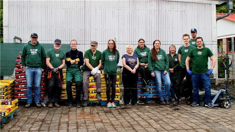 Die Ausgabe erfolgte von 10 bis 17 Uhr durch das ehrenamtliche Team des Spenden-Verteilzentrums direkt an der Halle der Stiftung Ahrtal in Bad Breisig.  Foto: Sarah Nieß/Stiftung Ahrtal