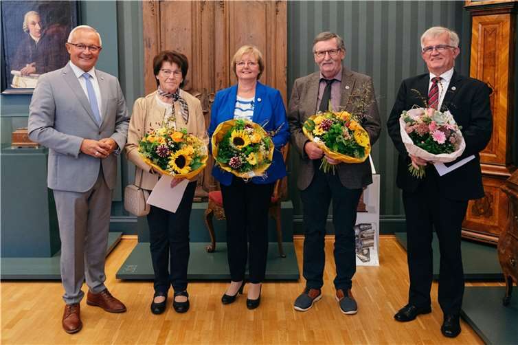 Die Ausgezeichneten Anneliese Bennau, Gabriele Kurz, Dr. Wolfgang Stollhof und Ferdinand „Ferdi“ Wittlich mit Landrat Achim Hallerbach,  Foto: Martin Boden/Kreisverwaltung Neuwied