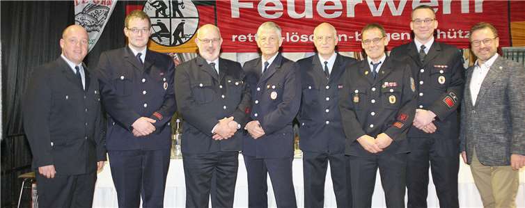 Die Ausgezeichneten und Geehrten des Tages mit Wehrleiter Faber (li.), Oberbürgermeister Treis (re.) und Zugführer Saur (zweiter v.re.).