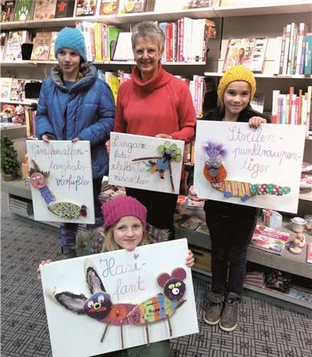 Die Auslage der Buchhandlung Reuffel bevölkern zurzeit Fabelwesen.