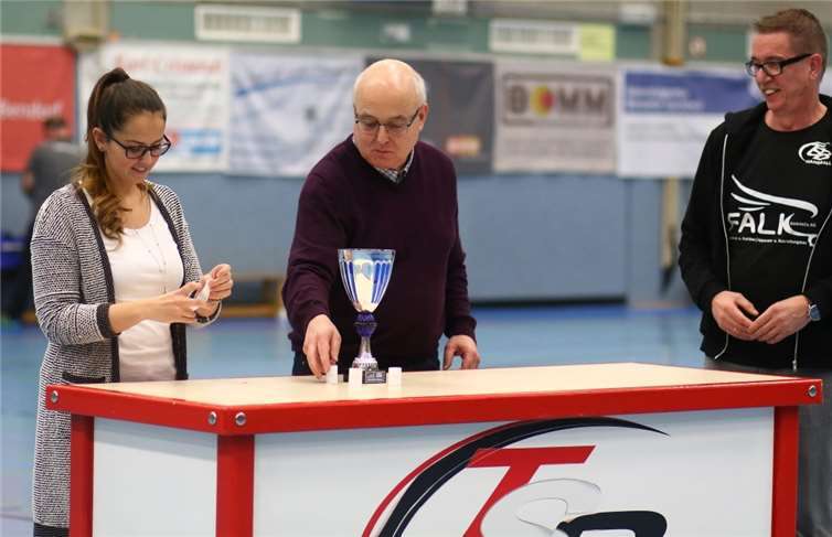 Die Auslosung des Rheinlandpokal-Halbfinals: Losfee Katrin Freisberg, HVR-Präsidiumsmitglied Paul Schmidt, 2. Vorsitzender der TSB Volker Kersten. Privat