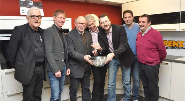 Die Auslosung zum „Möbel Arenz“-Cup war bestens gelaufen. Darüber freuten sich (von links) der erste Vorsitzende Hans Molitor, Trainer Thomas Reuter, Manfred Arenz, Walter May, Marc Hennerici, Peter Hörter und Reiner Schäfer. BS