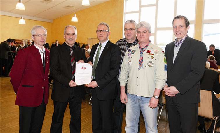 Die Ausrichter der Meenstercups 2011 und 2012 wurden von Stadtbürgermeister Robert Müller (3.v.l.) im Beisein von Bürgermeister Maximilian Mumm (r.) mit einer Urkunde ausgezeichnet und geehrt (v.l.): Andreas Zentner, Frank Trarbach, Wolfgang Brachtendorf und Erich Krämer. Es fehlten Luigi Daraio und Willi Port.