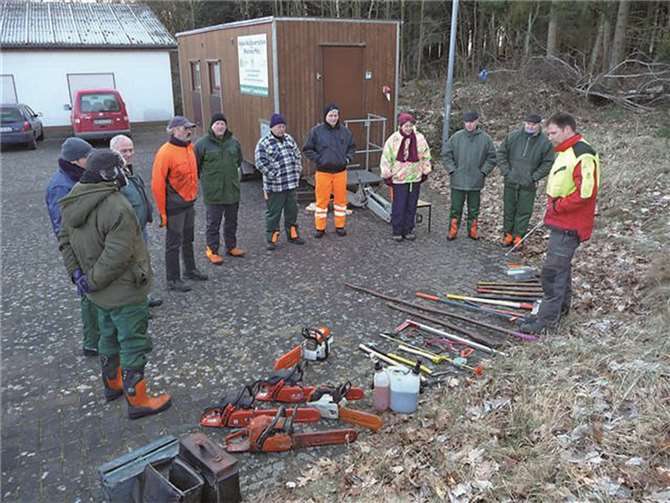 Die Ausrüstung muss stimmen für eine sichere Waldarbeit: Die Teilnehmer bei der Unterweisung. privat