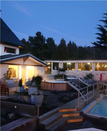 Die Außenanlage der Panorama Sauna in Holzweiler.  photo_isp-grube.de