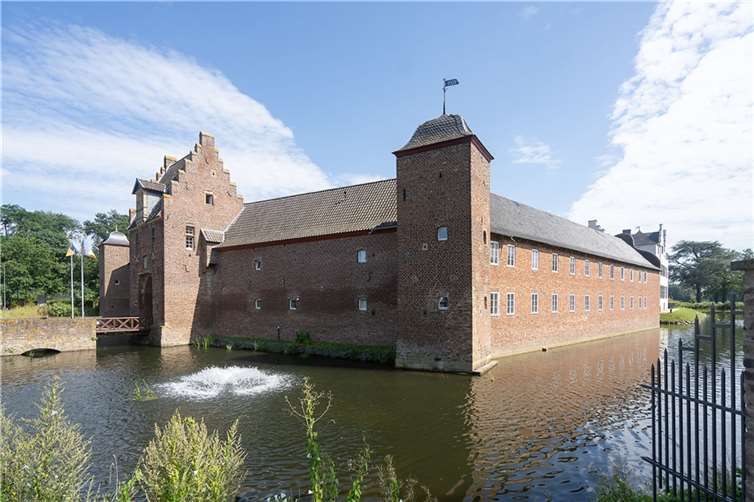 Die Außenansicht der Burg Heimerzheim.