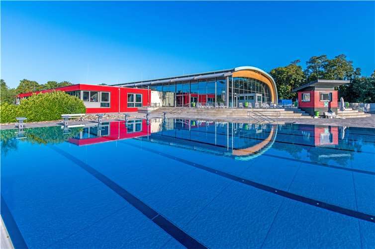 Die Außenbecken sind vorbereitet. Und im Wetterbericht geht die Temperaturkurve nach oben. Foto: privat