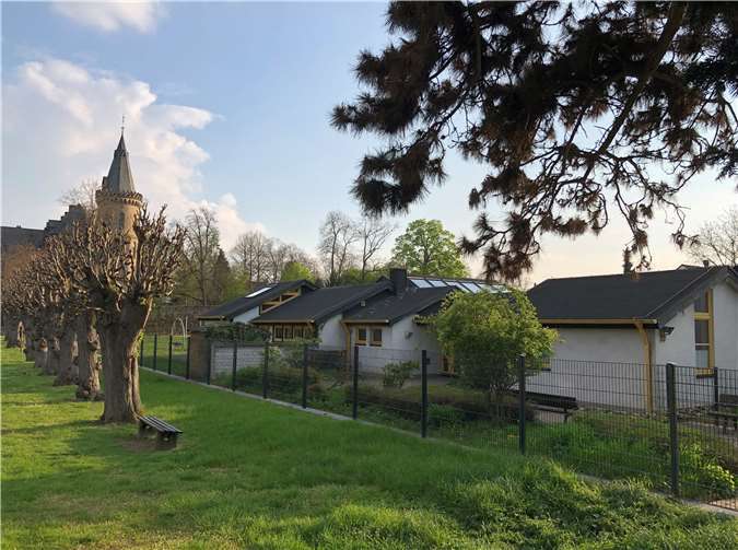 Die Außenfläche der Kita Storchennest im Dreifaltigkeitsweg wird Platz für die Pavillons bieten. Foto: ROB